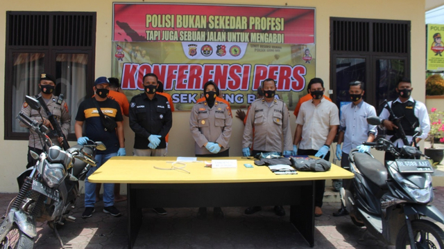 Anggota Polsek Lueng Bata Polresta Banda Aceh, mengamankan oknum remaja masjid yang nekat mencuri kotak amal Masjid Jamik Lueng Bata, Banda Aceh. Foto: Dok. Istimewa