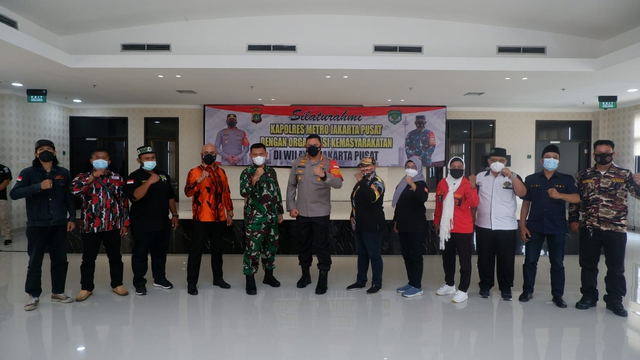 Kapolres Jakarta Pusat Kombes Pol Hengki Haryadi bersama perwakilan sejumlah Ormas. Foto: Humas Polres Jakpus