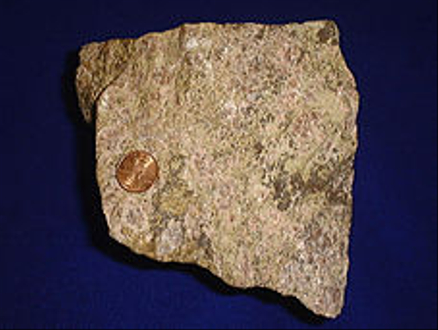 Bijih tanah jarang ditunjukkan dengan koin US 1 sen berdiameter 19 mm untuk perbandingan ukuran (Source : https://en.m.wikipedia.org/wiki/Rare-earth_element)