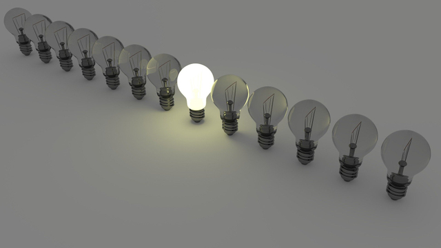 Ilutrasi energi listrik yang menghasilkan cahaya. Foto: Pixabay