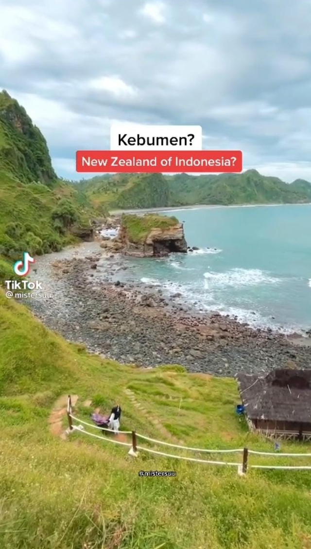 Pantai Menganti di Kebumen yang keindahannya disebut-sebut mirip New Zealand Foto: TikTok @mistersuu