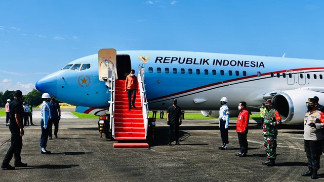 Presiden Joko Widodo dan rombongan tiba di Pangkalan TNI AU Sultan Hasanuddin untuk kemudian berganti pesawat untuk menuju Tana Toraja. Foto: Laily Rachev/Biro Pers Sekretariat Presiden