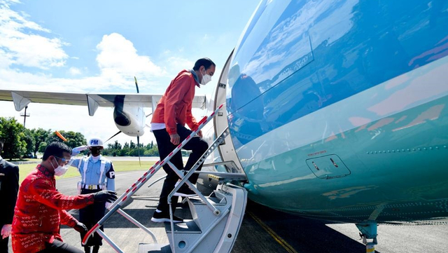 Presiden Joko Widodo menaiki pesawat untuk menuju Tana Toraja, di Pangkalan TNI AU Sultan Hasanuddin. Foto: Laily Rachev/Biro Pers Sekretariat Presiden