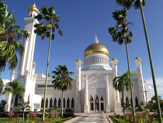 Mesjid Omar Ali Saifuddien di Bandar Seri Begawan, Ibukota Negara Brunei Darussalam.                     Kredit foto: by Dauby, trekearth