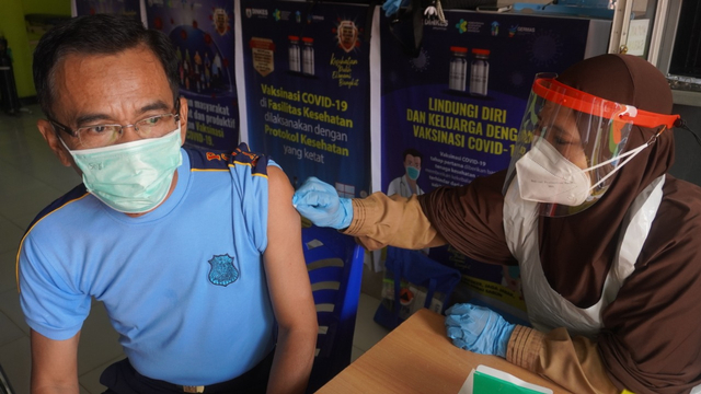Kakanwil Kemenkumham Sulawesi Barat, M. Anwar, menjalani vaksinasi COVID-19. Foto: Dok. Kanwil Kemenkumham Sulbar 