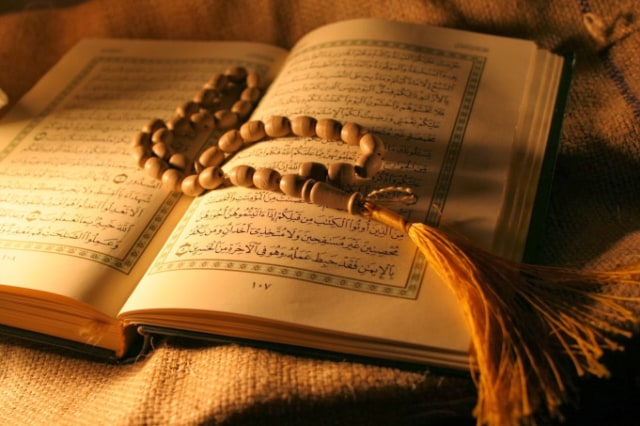 Ilustrasi membaca Al Quran sebagai salah satu perilaku amanah. Foto: Pinterest