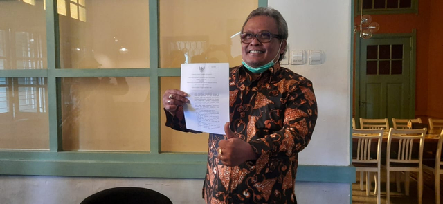 Bagas Pujilaksono Widyakanigara, akademisi asal UGM, menunjukkan Pergub Nomor 1 Tahun 2021. Foto: Erfanto/Tugu Jogja.