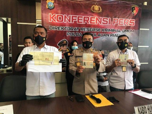 Kabid Humas Polda Kepri Kombes Harry Goldenhardt menunjukkan barang bukti penipuan yang dilakukan oleh calo TKI ilegal di Batam. (Foto: Yude/batamnews)