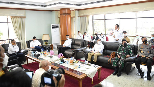 Gubernur Kepri, Ansar Ahmad memaparkan potensi labuh jangkar dihadapat 4 menteri. Foto: Istimewa