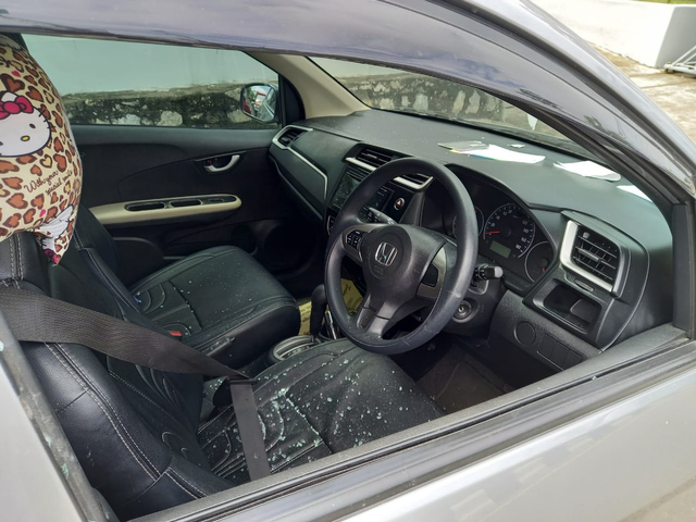 Kondisi kaca mobil korban usai dipecahkan oleh pelaku. (FOTO: Ist).