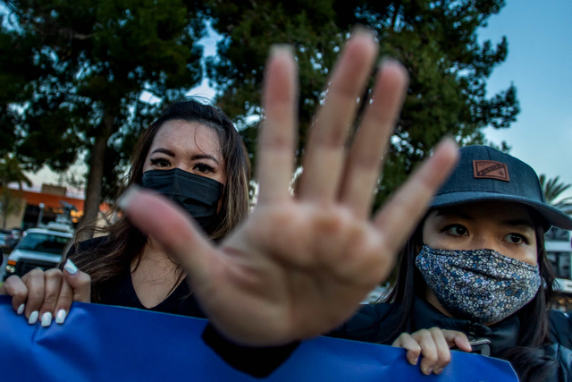 Peserta aksi menunjukkan tangannya secara simbolis saat aksi Stop Asian Hate di Garden Grove, California, Rabu (17/3). Foto: Apu Gomes/AFP