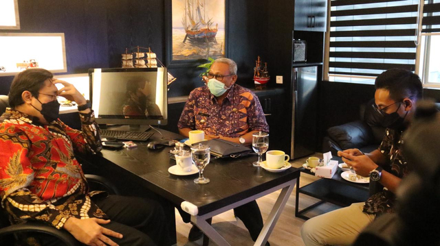 Konflik Bupati dan Wakil Bupati Kuningan, direspon cepat oleh DPD PDI Perjuangan Jawa Barat. Bupati Kuningan, Acep Purnama dan Wakil Bupati Kuningan, H.M Ridho Suganda bertemu di salah satu ruangan di gedung DPR RI, pada Kamis (18/03/2021). (Istimewa)