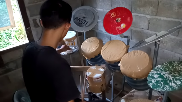 Viral Penabuh Drum dari Ember Bekas Dikirim Drum oleh Mike Portnoy Dream Theater (1257728)