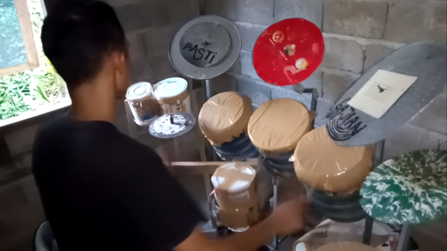Viral Penabuh Drum dari Ember Bekas Dikirim Drum oleh Mike Portnoy Dream Theater (1257727)