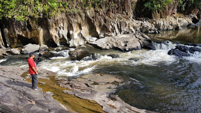 Kisah di Balik Kolam Wisata Bunga Lita dan Situs Batu Babi di Kapuas Hulu (851649)