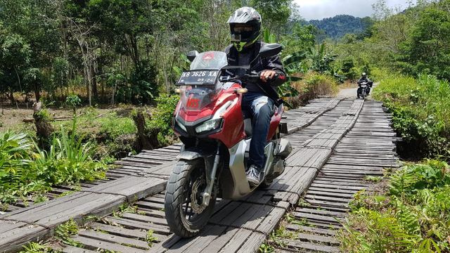 Tim Jurnalis Ekspedisi Borneo Honda ADV 150 menuju kolam wisata Bunga Lita di Kapuas Hulu. Foto: Leo Prima/Hi!Pontianak