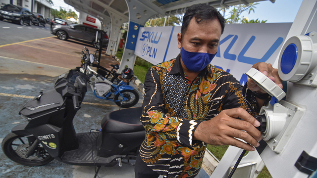 Warga mengisi daya sepeda motor listriknya di Stasiun Pengisian Kendaraan Listrik Umum (SPKLU). Foto: ANTARA FOTO/Ahmad Subaidi