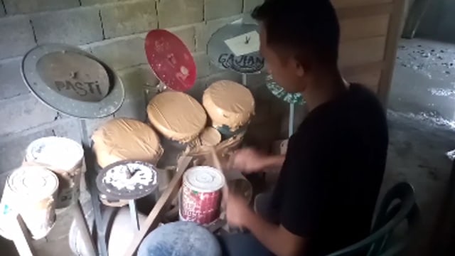 Aksi Keren Pria Ngedrum Pakai Ember Bekas, Skill-nya Dipuji Mike Portnoy (245916)