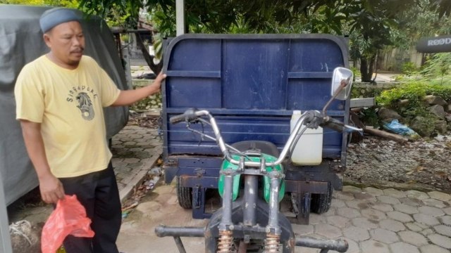 Kamin Baron (43) telah bekerja selama 4 tahun belakangan sebagai marbut masjid. Untuk memenuhi kebutuhan keluarga, Bang Baron sapaannya, juga bekerja sebagai petugas kebersihan di lingkungan rumahnya.