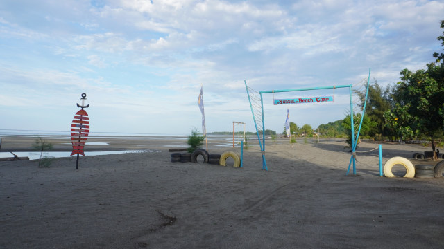 Pemandangan pantai kayu angin kolaka saat air laut sedang surut. Foto: Bobi Nardi