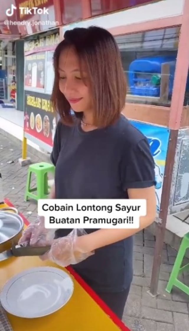 Viral mantan pramugari di Tangerang jadi pedagang lontong sayur di pinggir jalan. (Foto: TikTok/@hendry.jonathan)