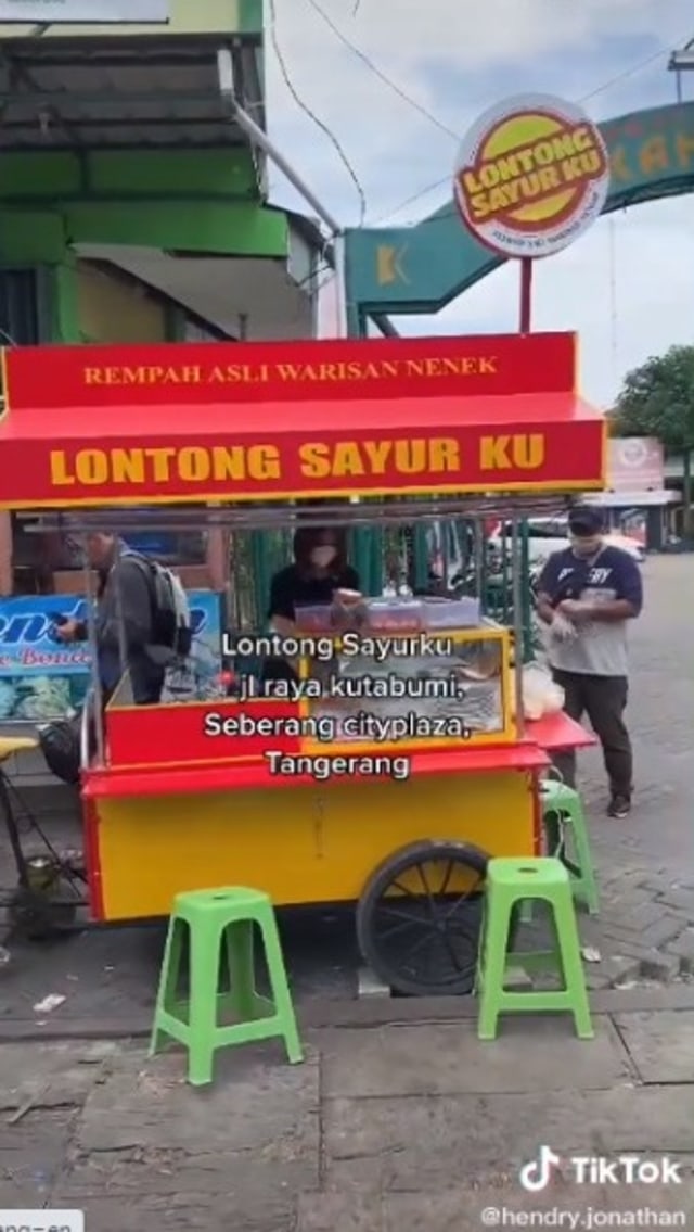 Pramugari Banting Setir Jualan Lontong Sayur di Pinggir Jalan, Curi Perhatian (182712)