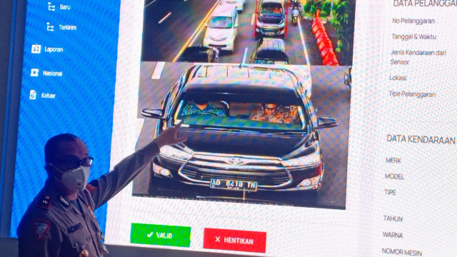 Polisi menunjukkan pelanggaran lalu lintas yang terdeteksi oleh kamera pengawas dalam sistem tilang elektronik