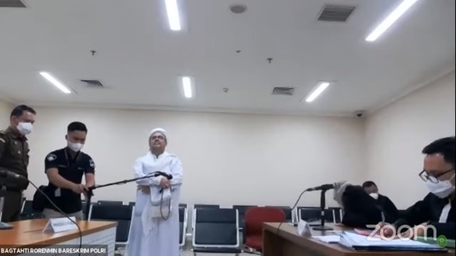 Habib Rizieq menjalani sidang secara online di Pengadilan Negeri Jakarta Timur. Foto: YouTube/Pengadilan Negeri Jakarta Timur