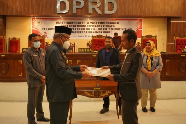 Serah terima dokumen Ranperda Penanaman Modal dari DPRD ke Wali Kota Tidore Kepulauan. Foto: Istimewa