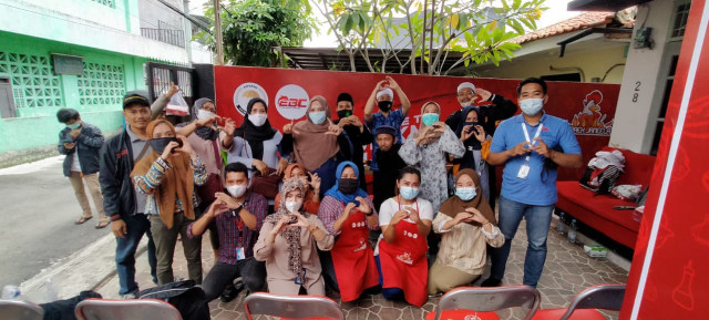 Para calon pelaku usaha ayam geprek Jameela berfoto bersama setelah pelatihan memasak, Kamis, 18 Maret 2021, Jakarta Selatan. 