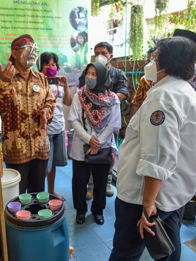 Menteri LHK, Siti Nurbaya mengunjungi Kampung Ikim di Karawaci Tangerang dan di Sunter, Jakarta Utara, Kamis (18/3). Foto: KLHK
