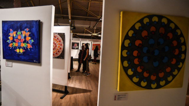 Pengunjung melihat pameran seni rupa pada acara peresmian M Bloc Space Fase Kedua di M Bloc, Jakarta, Jumat (19/3/2021). Foto: Muhammad Adimaja/ANTARA FOTO