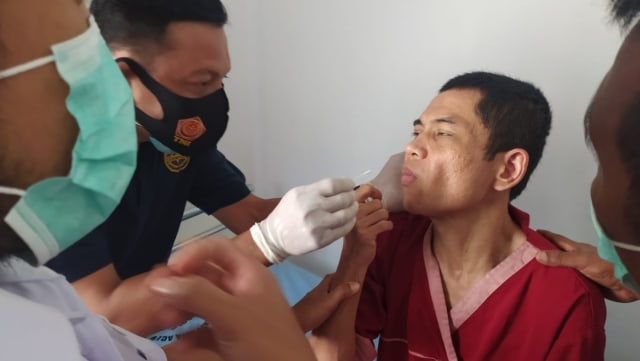 Asep saat akan diambil sampel swab buccal DNA oleh DVI Biddokes Polda Aceh. Foto-foto: Humas Polda Aceh