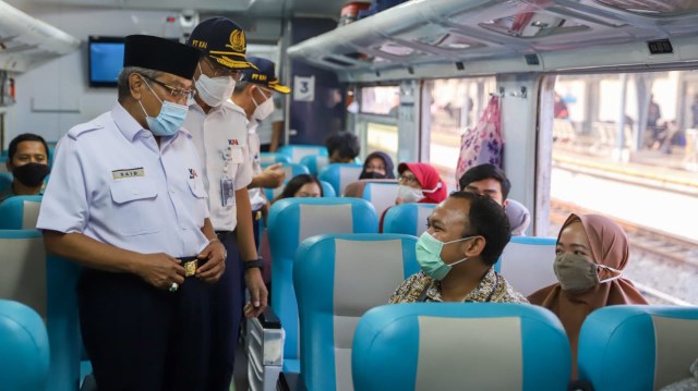 Ini Gaya Komut KH Aqil Siroj Berseragam PT KAI (3)