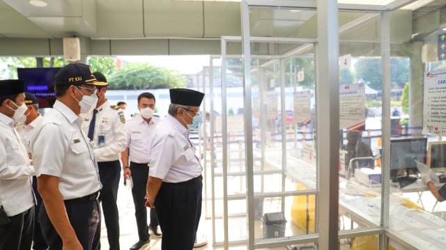 Ini Gaya Komut KH Aqil Siroj Berseragam PT KAI (2)