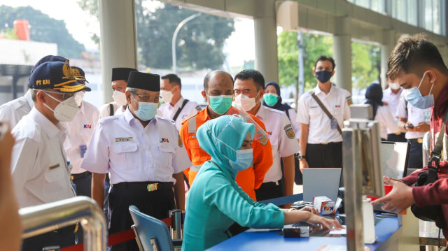 Ini Gaya Komut KH Aqil Siroj Berseragam PT KAI (1)