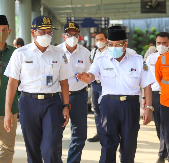 Komisaris Utama PT KAI Said Aqil Siradj (kanan) kunjungi Stasiun Pasar Senen. Foto: Dok. KAI