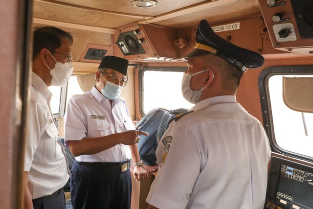 Komisaris Utama PT KAI Said Aqil Siradj (tengah) berbincang dengan masinis di Stasiun Pasar Senen. Foto: Dok. KAI