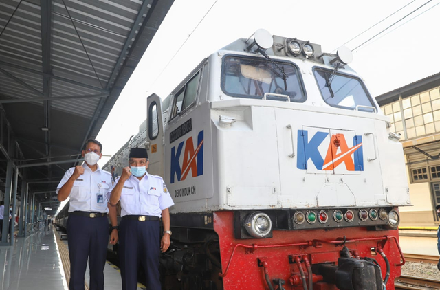 Komisaris Utama PT KAI Said Aqil  Siradj (kanan) berkunjung ke Stasiun Pasar Senen. Foto: Dok. KAI