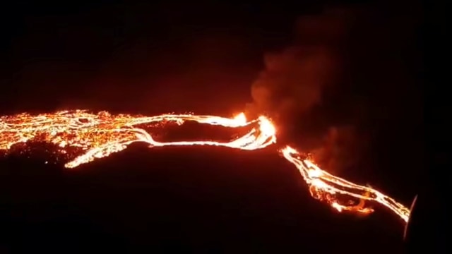 Aliran lava terlihat saat letusan gunung berapi di Fagradalsfjall, Reykjanes, Islandia, 19 Maret 2021. Foto: IMO / REUTERS