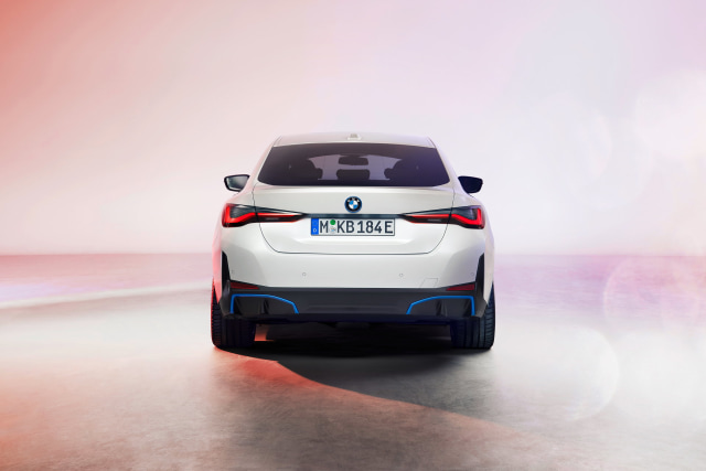 Perkenalkan, Mobil Listrik BMW i4! (381563)