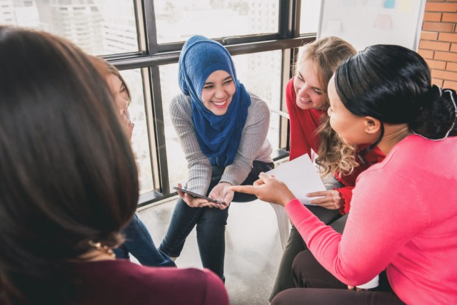 com-Ilustrasi perempuan sedang berbincang-bincang. Foto: Shutterstock