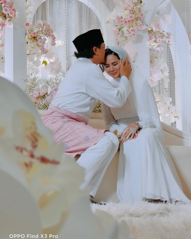 Pernikahan Engku Emran dengan Noor Nabila. Foto: OPPO Find X3 Pro via Instagram @noornabila