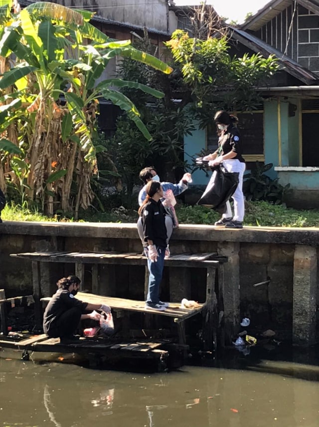 Mahasiswa menggelar aksi pungut sampah di Kota Pontianak. Foto: Dok Hi!Pontianak