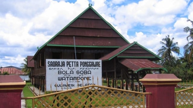 Bola Soba atau Saoraja Petta Ponggawae, rumah adat Kerajaan Bone, sebelum terbakar. Foto: Dok. Istimewa