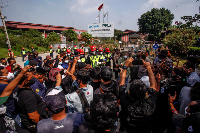 Warga melakukan mediasi dengan perwakilan PT. Prasadha Pamunah Limbah Industri (PPLI) Nambo, Klapanunggal, Kabupaten Bogor, Jawa Barat, Sabtu (20/3/2021). Foto: Yulius Satria Wijaya/Antara Foto