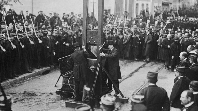 Penggunaan guillotine sebagai alat eksekusi mati. | WIkimedia Commons