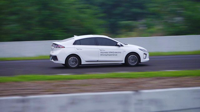 Track day dengan mobil listrik Hyundai Ioniq dan Kona Electric. Foto: dok. Hyundai