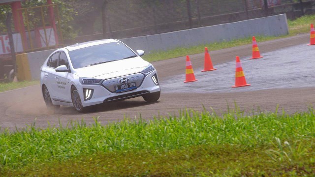 Track day dengan mobil listrik Hyundai Ioniq dan Kona Electric. Foto: dok. Hyundai