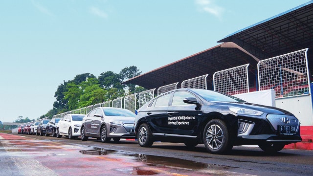 Track day dengan mobil listrik Hyundai Ioniq dan Kona Electric. Foto: dok Hyundai